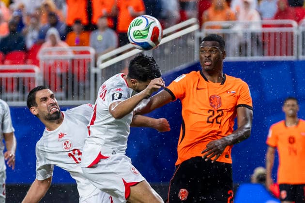 KANSAS CITY, MO - JUNE 25: Mohamed Amine Ben Hamida 21 of Tunisia heads the ball away from Denzel Dumfries 22 of the Netherlands during the FIFA World Cup, WM, Weltmeisterschaft, Fussball 2026 Group F match between Tunisia and the Netherlands on June 25, 2026 at the Kansas City Stadium in Kansas City, MO. (Photo by Nick Tre. Smith Icon Sportswire) SOCCER: JUN 25 FIFA World Cup 26 Group F - Tunisia vs Netherlands EDITORIAL USE ONLY Icon2606253368