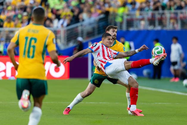 SANTA CLARA, CA - JUNE 25: Juan Jose Caceres 4 of Paraguay kicks the ball in front of Conor Metcalfe 8 of Australiaduring the FIFA World Cup, WM, Weltmeisterschaft, Fussball 2026 Group D match between Paraguay and Australia on June 25, 2026 at San Francisco Bay Area Stadium in Santa Clara, CA. (Photo by Matthew Huang Icon Sportswire) SOCCER: JUN 25 FIFA World Cup 26 Group D - Paraguay vs Australia EDITORIAL USE ONLY Icon260625005