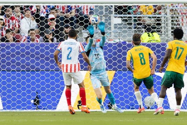 FIFA World Cup, WM, Weltmeisterschaft, Fussball 2026 - Group D - Paraguay vs Australia Paraguay s goalkeeper Orlando Gill makes a save during the FIFA World Cup 2026 group stage match Paraguay against Australia, in Santa Clara, Califronia, USA, 25 June 2026. SANTA CLARA United States  Copyright: xBENJAMINxFANJOYx