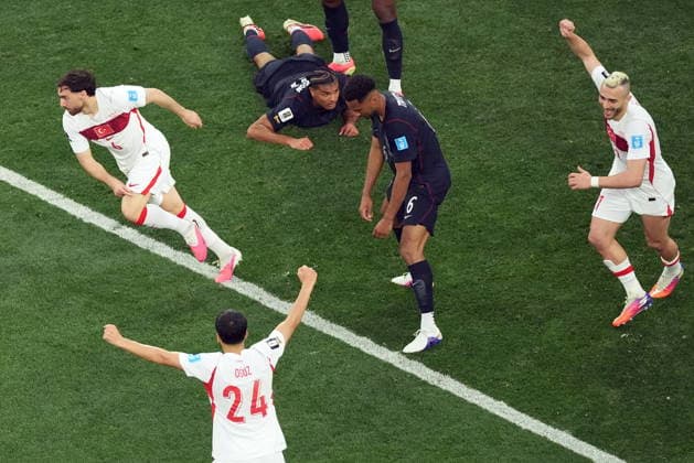 FIFA World Cup, WM, Weltmeisterschaft, Fussball 2026 - Group D - Turkey vs USA Turkey s Orkun Kokcu (6) celebrates his first-half goal with teammates Oguz Aydin (24) and Baris Alper Yilmaz (21) during the FIFA World Cup 2026 group stage match between Turkey and the USA in Los Angeles, USA, 25 June 2026. LOS ANGELES United States  Copyright: xSCOTTxSTRAZZANTEx