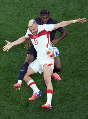FIFA World Cup, WM, Weltmeisterschaft, Fussball 2026 - Group D - Turkey vs USA Turkey s Baris Alper Yilmaz (21) and the USA s Mark McKenzie battle for possession during the first half of the FIFA World Cup 2026 group stage match between Turkey and the USA in Los Angeles, USA, 25 June 2026. LOS ANGELES United States  Copyright: xSCOTTxSTRAZZANTEx
