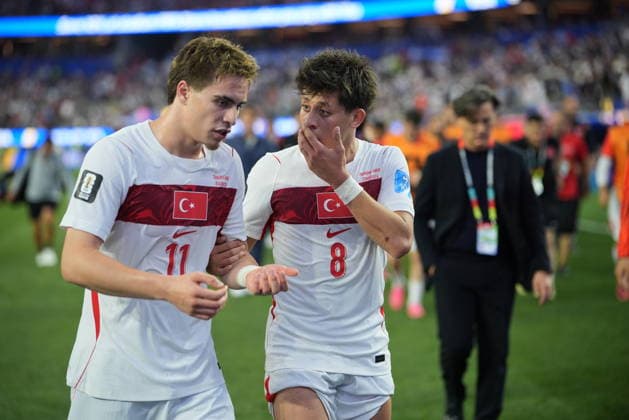 Turkiye v USA - FIFA World Cup, WM, Weltmeisterschaft, Fussball 2026 - Group D LOS ANGELES, CALIFORNIA - JUNE 25: Kenan Yildiz and Arda Guler of Turkiye are seen at the halftime during the 2026 FIFA World Cup First Stage Group D match between Turkiye and USA at the Los Angeles Stadium (SoFi Stadium) in Inglewood, California, United States on June 25, 2026. Tayfun Coskun Anadolu California United States. Editorial use only. Please get in touch for any other usage.  Copyright: x2026xAnadoluxTayfunxCoskunx
