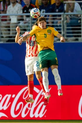 SANTA CLARA, CA - JUNE 25: Jordan Bos 5 of Australia goes up for a header during the FIFA World Cup, WM, Weltmeisterschaft, Fussball Group D match between Paraguay and Australia on June 25, 2026 at San Francisco Bay Area Stadium in Santa Clara, CA. (Photo by Bob Kupbens Icon Sportswire) SOCCER: JUN 25 FIFA World Cup 26 Group D - Paraguay vs Australia EDITORIAL USE ONLY Icon260625008