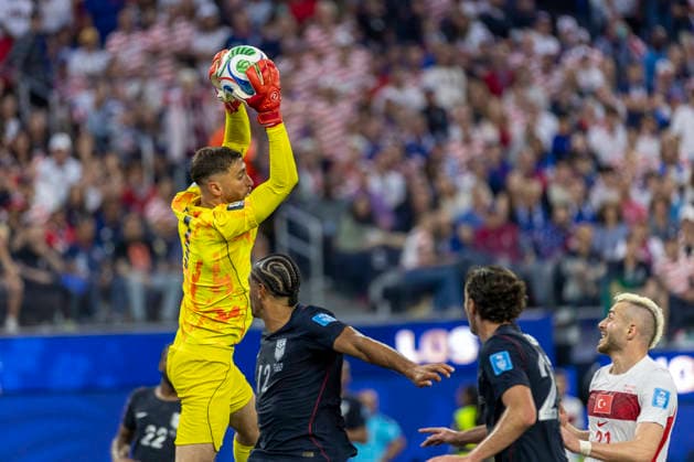 June 25, 2026, Los Angeles, California, USA: United States goalkeeper Matt Turner (1) vmakes a save against the Turkey during the FIFA World Cup, WM, Weltmeisterschaft, Fussball Group D soccer match at SoFi Stadium in Inglewood, Calif., Thursday, June 25, 2026. World Cup 2026: United States Vs Turkey  - ZUMAc68_ 20260625_zaf_c68_035 Copyright: xRingoxChiux