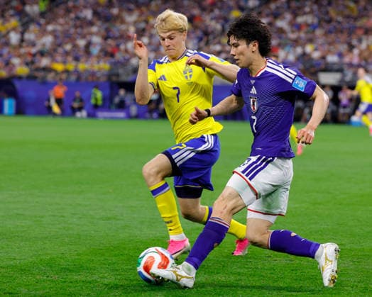 June 25, 2026, Arlington, Texas, USA: Japan midfielder AO TANAKA (7) kicks the ball away from Sweden midfielder LUCAS BERGVALL (7) during the 2026 FIFA World Cup, WM, Weltmeisterschaft, Fussball Group F match between Japan and Sweden at Dallas Stadium on June 25, 2026 in Arlington, Texas. FIFA World Cup 2026 - Japan1:1Sweden  - ZUMAa325 20260625_zsa_a325_035 Copyright: xDavidxBalleringxIix