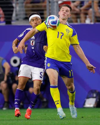 June 25, 2026, Arlington, Texas, USA: Sweden forward VIKTOR GYo KERES (17) chests the ball in front of Japan defender YUTO NAGATOMO (5) during the 2026 FIFA World Cup, WM, Weltmeisterschaft, Fussball Group F match between Japan and Sweden at Dallas Stadium on June 25, 2026 in Arlington, Texas. FIFA World Cup 2026 - Japan1:1Sweden  - ZUMAa325 20260625_zsa_a325_057 Copyright: xDavidxBalleringxIix