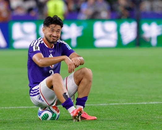 June 25, 2026, Arlington, Texas, USA: Japan defender YUKINARI SUGAWARA (2) sits on the ball after the final whistle after the 2026 FIFA World Cup, WM, Weltmeisterschaft, Fussball Group F match between Japan and Sweden at Dallas Stadium on June 25, 2026 in Arlington, Texas. Arlington USA - ZUMAa325 20260625_zsa_a325_061 Copyright: xDavidxBalleringxIix