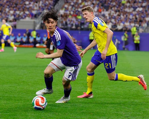 June 25, 2026, Arlington, Texas, USA: Japan midfielder AO TANAKA (7) kicks the ball ahead of s21during the 2026 FIFA World Cup, WM, Weltmeisterschaft, Fussball Group F match between Japan and Sweden at Dallas Stadium on June 25, 2026 in Arlington, Texas. Arlington USA - ZUMAa325 20260625_zsa_a325_051 Copyright: xDavidxBalleringxIix
