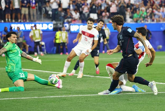 Christian Pulis of the United States shot is blocked by Turkey s goalkeeper Ugurcan Cak?r in the second half of a FIFA World Cup, WM, Weltmeisterschaft, Fussball match at Los Angeles Stadium in Los Angeles, on Thursday, June 25, 2026.  LAP20260625821 CHRISTIANxBRUNSKILL