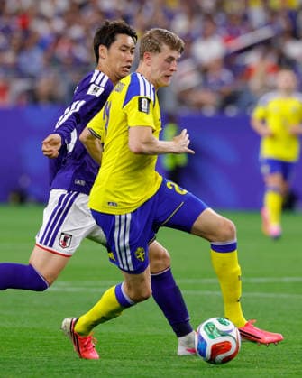 June 25, 2026, Arlington, Texas, USA: Sweden forward ALEXANDER BERNHARDSSON (21) kicks the ball during the 2026 FIFA World Cup, WM, Weltmeisterschaft, Fussball Group F match between Japan and Sweden at Dallas Stadium on June 25, 2026 in Arlington, Texas. Arlington USA - ZUMAa325 20260625_zsa_a325_048 Copyright: xDavidxBalleringxIix