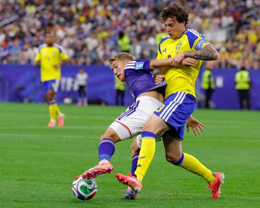 June 25, 2026, Arlington, Texas, USA: Japan forward RITSU DOAN (10) battles with Sweden defender VICTOR LINDELo F (3) for the ball during the 2026 FIFA World Cup, WM, Weltmeisterschaft, Fussball Group F match between Japan and Sweden at Dallas Stadium on June 25, 2026 in Arlington, Texas. Arlington USA - ZUMAa325 20260625_zsa_a325_039 Copyright: xDavidxBalleringxIix