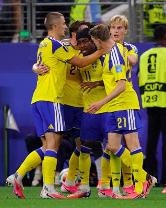 June 25, 2026, Arlington, Texas, USA: Sweden forward ANTHONY ELANGA (11) and teammates celebrate his goal during the 2026 FIFA World Cup, WM, Weltmeisterschaft, Fussball Group F match between Japan and Sweden at Dallas Stadium on June 25, 2026 in Arlington, Texas. Arlington USA - ZUMAa325 20260625_zsa_a325_033 Copyright: xDavidxBalleringxIix