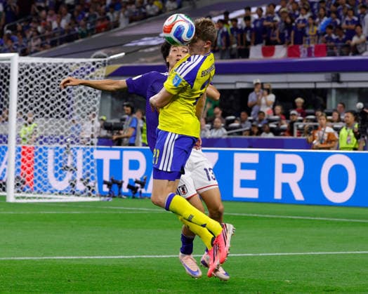 June 25, 2026, Arlington, Texas, USA: Sweden forward ALEXANDER BERNHARDSSON (21) heads the ball in front of Japan midfielder KEITO NAKAMURA (13) during the 2026 FIFA World Cup, WM, Weltmeisterschaft, Fussball Group F match between Japan and Sweden at Dallas Stadium on June 25, 2026 in Arlington, Texas. Arlington USA - ZUMAa325 20260625_zsa_a325_038 Copyright: xDavidxBalleringxIix