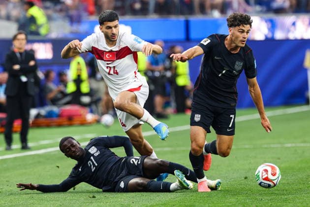 FIFA World Cup, WM, Weltmeisterschaft, Fussball 2026 - Group D - Turkey vs USA United States of America forward Timothy Weah and midfielder Giovanni Reyna steal the ball from Turkey midfielder Oguz AydÄ±n in the first half of the FIFA World Cup 2026 group stage match Turkey against USA, in Los Angeles, USA, 25 June 2026. LOS ANGELES United States  Copyright: xCHRISTOPHERxTORRESx