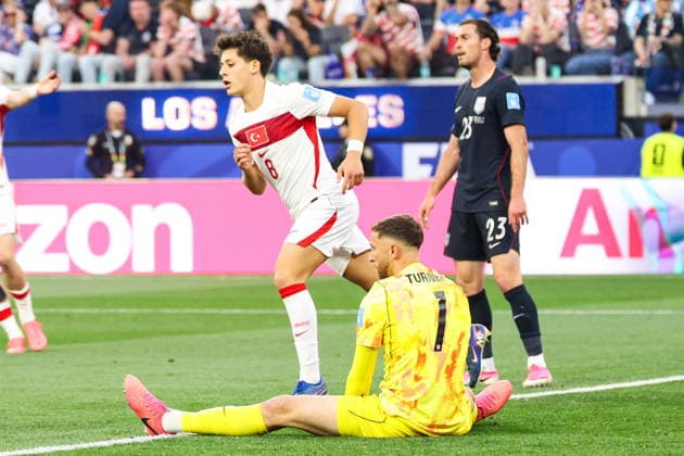 FIFA World Cup, WM, Weltmeisterschaft, Fussball 2026 - Group D - Turkey vs USA Turkey midfielder Arda Güler celebrates while United States of America goalkeeper Matt Turner sits after allowing a goal in the first half of the FIFA World Cup 2026 group stage match Turkey against USA, in Los Angeles, USA, 25 June 2026. LOS ANGELES United States  Copyright: xCHRISTOPHERxTORRESx