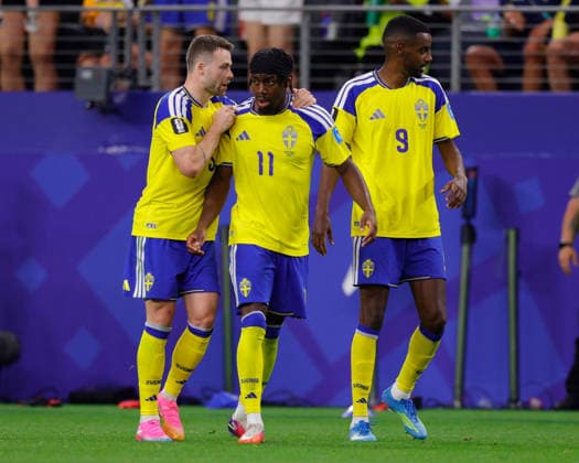 June 25, 2026, Arlington, Texas, USA: Sweden forward ANTHONY ELANGA (11), is congratulated by Sweden defender GABRIEL GUDMUNDSSON (5) and Sweden forward ALEXANDER ISAK (9) after scoring a goal during the 2026 FIFA World Cup, WM, Weltmeisterschaft, Fussball Group F match between Japan and Sweden at Dallas Stadium on June 25, 2026 in Arlington, Texas. Arlington USA - ZUMAa325 20260625_zsa_a325_030 Copyright: xDavidxBalleringxIix