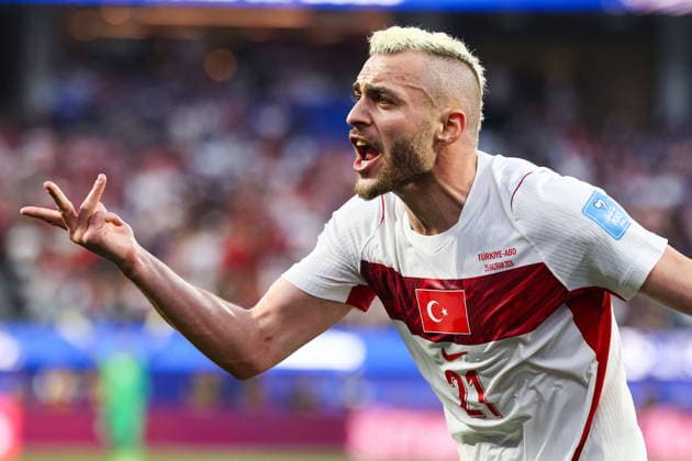 FIFA World Cup, WM, Weltmeisterschaft, Fussball 2026 - Group D - Turkey vs USA Turkey midfielder BarÄ±s Alper YÄ±lmaz complains to the referee during the FIFA World Cup 2026 group stage match Turkey against USA, in Los Angeles, USA, 25 June 2026. LOS ANGELES United States  Copyright: xCHRISTOPHERxTORRESx