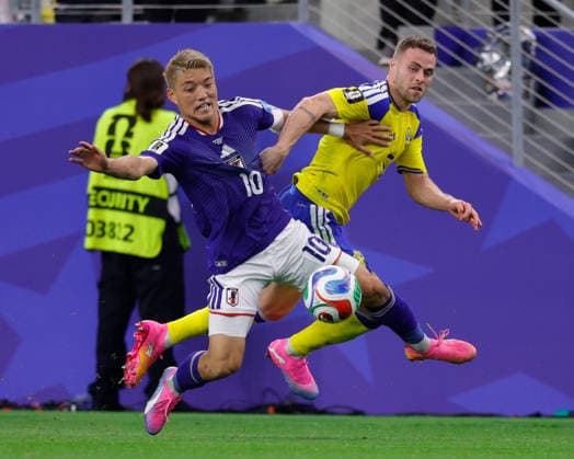 June 25, 2026, Arlington, Texas, USA: Japan forward RITSU DOAN (10) shoves Sweden defender GABRIEL GUDMUNDSSON (5) during the 2026 FIFA World Cup, WM, Weltmeisterschaft, Fussball Group F match between Japan and Sweden at Dallas Stadium on June 25, 2026 in Arlington, Texas. Arlington USA - ZUMAa325 20260625_zsa_a325_018 Copyright: xDavidxBalleringxIix