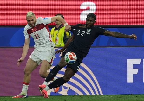 Turkiye v USA - FIFA World Cup, WM, Weltmeisterschaft, Fussball 2026 - Group D LOS ANGELES, CALIFORNIA - JUNE 25: Baris Alper Yilmaz (21) of Turkiye in action against Mark McKenzie (22) of USA during the 2026 FIFA World Cup First Stage Group D match between Turkiye and USA at the Los Angeles Stadium (SoFi Stadium) in Inglewood, California, United States on June 25, 2026. Tayfun Coskun Anadolu California United States. Editorial use only. Please get in touch for any other usage.  Copyright: x2026xAnadoluxTayfunxCoskunx