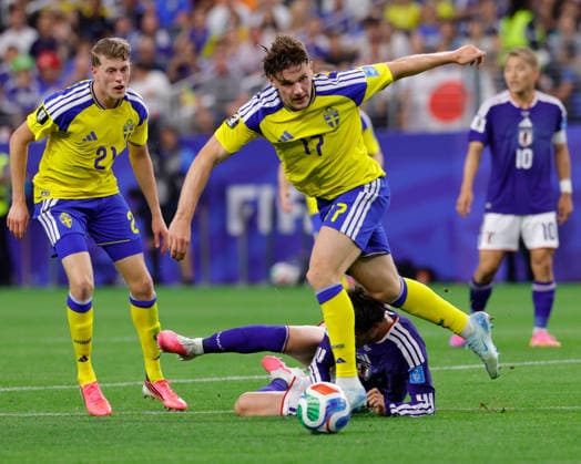 June 25, 2026, Arlington, Texas, USA: Sweden forward VIKTOR GYo KERES (17) loses his balance kicking the ball during the 2026 FIFA World Cup, WM, Weltmeisterschaft, Fussball Group F match between Japan and Sweden at Dallas Stadium on June 25, 2026 in Arlington, Texas. Arlington USA - ZUMAa325 20260625_zsa_a325_010 Copyright: xDavidxBalleringxIix
