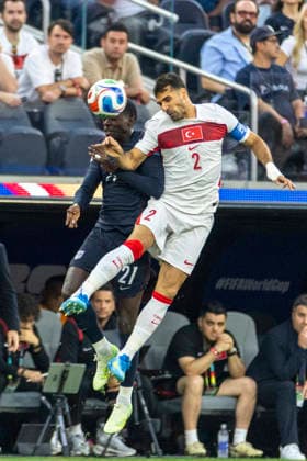 June 25, 2026, Los Angeles, California, USA: United States Timothy Weah (21) and Turkey Zeki Celik (2) vie for the ball during the FIFA World Cup, WM, Weltmeisterschaft, Fussball Group D soccer match at SoFi Stadium in Inglewood, Calif., Thursday, June 25, 2026. Los Angeles USA - ZUMAc68_ 20260625_zaf_c68_017 Copyright: xRingoxChiux