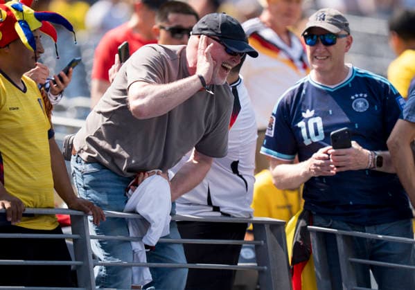 Stefan Raab versucht im lauten Stadion die Worte von Bastian Schweinsteiger zu verstehen. FIFA World Cup, WM, Weltmeisterschaft, Fussball 2026: Ecuador vs Deutschland 25 June 2026, FIFA World Cup 2026: Ecuador vs Deutschland (Group E, Matchday 3) at New York New Jersey Stadium in East Rutherford, New Jersey, USA. *** Stefan Raab tries to make out Bastian Schweinsteiger s words in the noisy stadium. FIFA World Cup 2026: Ecuador vs. Germany, June 25, 2026; FIFA World Cup 2026: Ecuador vs. Germany, Group E, Matchday 3, at New York New Jersey Stadium in East Rutherford, New Jersey, USA Copyright: HMBxMedia xMarcoxBader