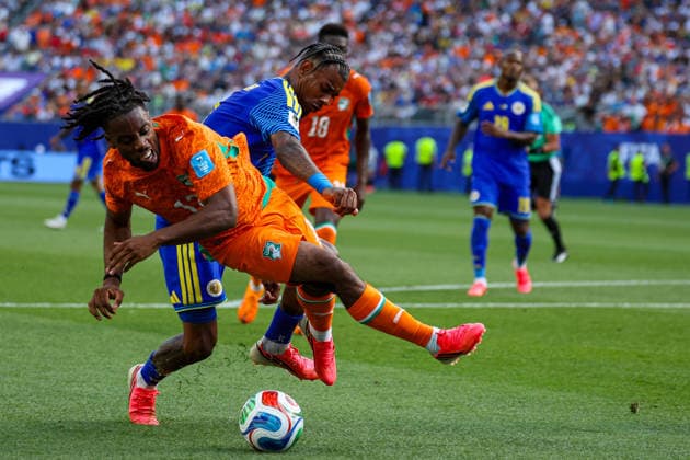 June 25, 2026, Philadelphia, Pennsylvania, USA: JUNINHO BACUNA of Curacao puts in a hard challenge on ELYE WAHI of Cote D Ivoire in the box but no foul was given during the 2026 FIFA World Cup, WM, Weltmeisterschaft, Fussball Group E match at Philadelphia Stadium in Philadelphia, PA on June 25, 2026. Philadelphia USA - ZUMAm283 20260625_zsp_m283_052 Copyright: xBillyxMyersx