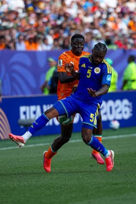 June 25, 2026, Philadelphia, Pennsylvania, USA: SHEREL FLORANUS of Curacao fights for the ball with OUMAR DIAKITE of Cote D Ivoire during the 2026 FIFA World Cup, WM, Weltmeisterschaft, Fussball Group E match at Philadelphia Stadium in Philadelphia, PA on June 25, 2026. Philadelphia USA - ZUMAm283 20260625_zsp_m283_051 Copyright: xBillyxMyersx