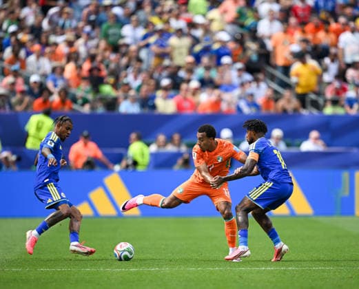 June 25, 2026, Philadelphia, Pennsylvania, United States: Curacao player, LEANDRO BACUNA (10) in action against Ivory Coast player, GUELA DOUE (17) during the Group E World Cup match at Philadelphia Stadium Philadelphia USA - ZUMArf1_ 20260625_spo_rf1_303 Copyright: xRickyxFitchettx