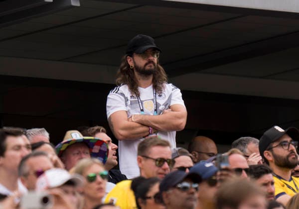 Einzelbild, Single image: Tom Kaulitz (Tokio Hotel) auf der Tribüne FIFA World Cup, WM, Weltmeisterschaft, Fussball 2026: Ecuador vs Deutschland 25 June 2026, FIFA World Cup 2026: Ecuador vs Deutschland (Group E, Matchday 3) at New York New Jersey Stadium in East Rutherford, New Jersey, USA. *** Single image: Tom Kaulitz of Tokio Hotel in the stands at the 2026 FIFA World Cup, Ecuador vs. Germany, June 25, 2026; 2026 FIFA World Cup, Ecuador vs. Germany, Group E, Matchday 3, at New York New Jersey Stadium in East Rutherford, New Jersey, USA Copyright: HMBxMedia xMarcoxBader