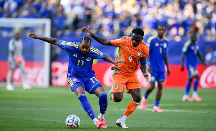June 25, 2026, Philadelphia, Pennsylvania, United States: Curacao TYBRANDLEY KUWAS (17) in action against Ivory CoastoÂ¢Ã¢öÂ¬Ã¢Â¢s player, JEAN MICHAEL SERI (4) during the Group E World Cup match at Philadelphia Stadium Philadelphia USA - ZUMArf1_ 20260625_spo_rf1_339 Copyright: xRickyxFitchettx