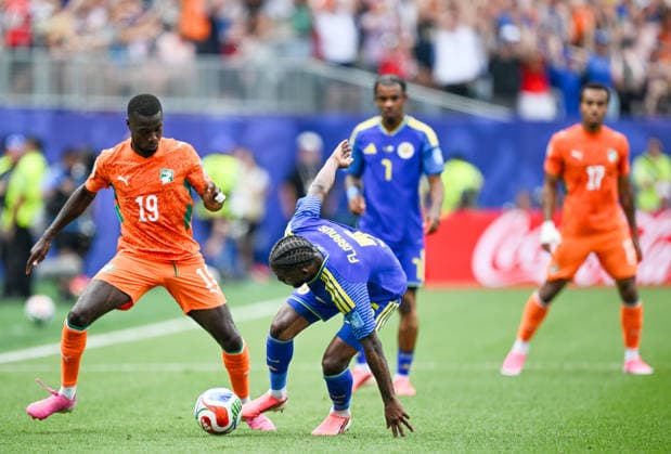 June 25, 2026, Philadelphia, Pennsylvania, United States: Curacao player, SHEREL FLORANUS (5) in action against Ivory Coast player, NICOLAS PEPE (19) during the Group E World Cup match at Philadelphia Stadium Philadelphia USA - ZUMArf1_ 20260625_spo_rf1_308 Copyright: xRickyxFitchettx
