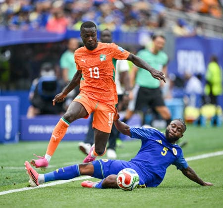 June 25, 2026, Philadelphia, Pennsylvania, United States: Curacao player, SHEREL FLORANUS (5) in action against Ivory Coast player, NICOLAS PEPE (19) during the Group E World Cup match at Philadelphia Stadium. Ivory Coast won 2:0. Philadelphia USA - ZUMArf1_ 20260625_spo_rf1_309 Copyright: xRickyxFitchettx