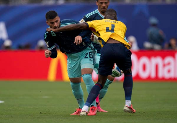 Zweikampf zwischen: duel between: Deniz Undav (Germany, 26) und Joel Ordonez (Ecuador, 4) FIFA World Cup, WM, Weltmeisterschaft, Fussball 2026: Ecuador vs Deutschland 25 June 2026, FIFA World Cup 2026: Ecuador vs Deutschland (Group E, Matchday 3) at New York New Jersey Stadium in East Rutherford, New Jersey, USA. *** Tackle between Deniz Undav (Germany, 26) and Joel Ordonez (Ecuador, 4) at the 2026 FIFA World Cup: Ecuador vs. Germany, June 25, 2026; 2026 FIFA World Cup: Ecuador vs. Germany, Group E, Matchday 3 at New York–New Jersey Stadium in East Rutherford, New Jersey, USA Copyright: HMBxMedia xMarcoxBader