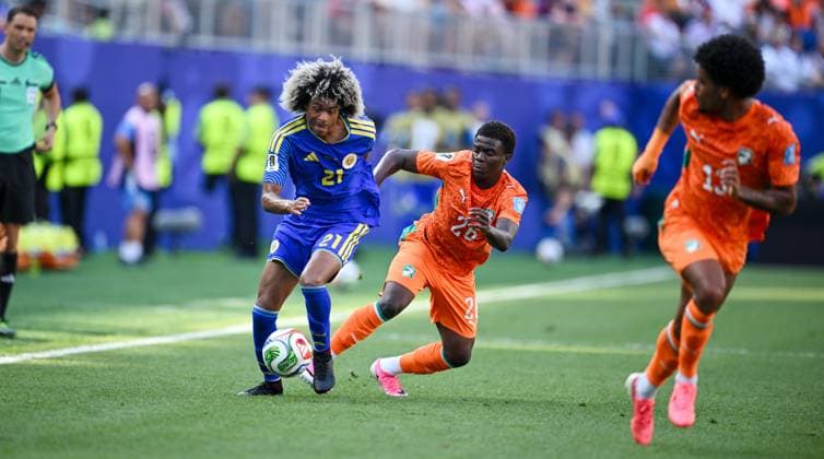 June 25, 2026, Philadelphia, Pennsylvania, United States: Curacao TAHITH CHONG (21) in action against Ivory CoastoÂ¢Ã¢öÂ¬Ã¢Â¢s players, CHRIST INAO OULAI (26) and CHRISTOPHER OPERI (13) during the Group E World Cup match at Philadelphia Stadium Philadelphia USA - ZUMArf1_ 20260625_spo_rf1_329 Copyright: xRickyxFitchettx
