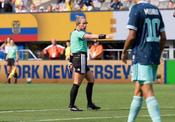 Einzelbild, Single image: Tori Penso (Referee) zeigt auf den Elfmeterpunkt. FIFA World Cup, WM, Weltmeisterschaft, Fussball 2026: Ecuador vs Deutschland 25 June 2026, FIFA World Cup 2026: Ecuador vs Deutschland (Group E, Matchday 3) at New York New Jersey Stadium in East Rutherford, New Jersey, USA. *** Single image: Tori Penso, the referee, points to the penalty spot during the 2026 FIFA World Cup match between Ecuador and Germany on June 25, 2026. The match was part of Group E, Matchday 3, and took place at New York New Jersey Stadium in East Rutherford, New Jersey, USA. Copyright: HMBxMedia xMarcoxBader