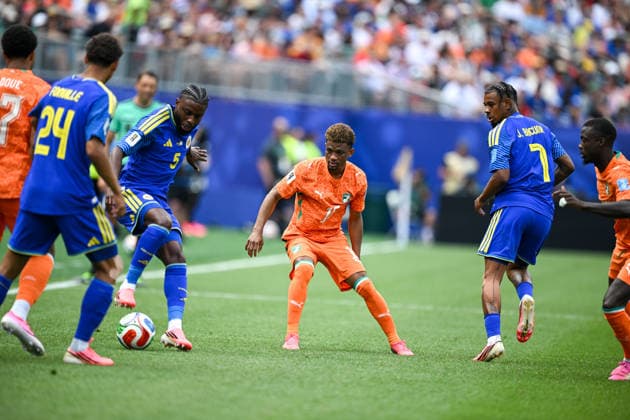 June 25, 2026, Philadelphia, Pennsylvania, United States: Curacao player, SHEREL FLORANUS (5) in action against Ivory Coast player, AMAD DIALLO (15) during the Group E World Cup match at Philadelphia Stadium Philadelphia USA - ZUMArf1_ 20260625_spo_rf1_301 Copyright: xRickyxFitchettx