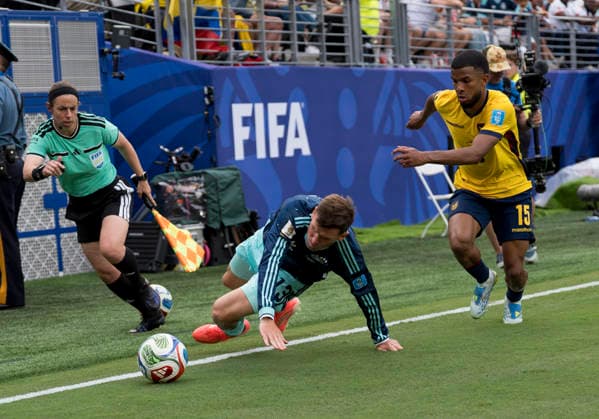 Zweikampf zwischen: duel between: Pascal Gross (Germany, 13) und Pedro Vite (Ecuador, 15) FIFA World Cup, WM, Weltmeisterschaft, Fussball 2026: Ecuador vs Deutschland 25 June 2026, FIFA World Cup 2026: Ecuador vs Deutschland (Group E, Matchday 3) at New York New Jersey Stadium in East Rutherford, New Jersey, USA. *** Tackle between Pascal Gross (Germany, 13) and Pedro Vite (Ecuador, 15) at the 2026 FIFA World Cup: Ecuador vs. Germany on June 25, 2026; 2026 FIFA World Cup: Ecuador vs. Germany, Group E, Matchday 3 at New York New Jersey Stadium in East Rutherford, New Jersey, USA Copyright: HMBxMedia xMarcoxBader