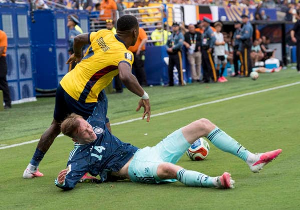 Zweikampf zwischen: duel between: Maximilian Beier (Germany, 14) und Pervis Estupinan (Ecuador, 7) FIFA World Cup, WM, Weltmeisterschaft, Fussball 2026: Ecuador vs Deutschland 25 June 2026, FIFA World Cup 2026: Ecuador vs Deutschland (Group E, Matchday 3) at New York New Jersey Stadium in East Rutherford, New Jersey, USA. *** Tackle between Maximilian Beier of Germany, 14, and Pervis Estupinan of Ecuador, 7, at the 2026 FIFA World Cup: Ecuador vs. Germany on June 25, 2026; 2026 FIFA World Cup: Ecuador vs. Germany, Group E, Matchday 3 at New York–New Jersey Stadium in East Rutherford, New Jersey, USA Copyright: HMBxMedia xMarcoxBader