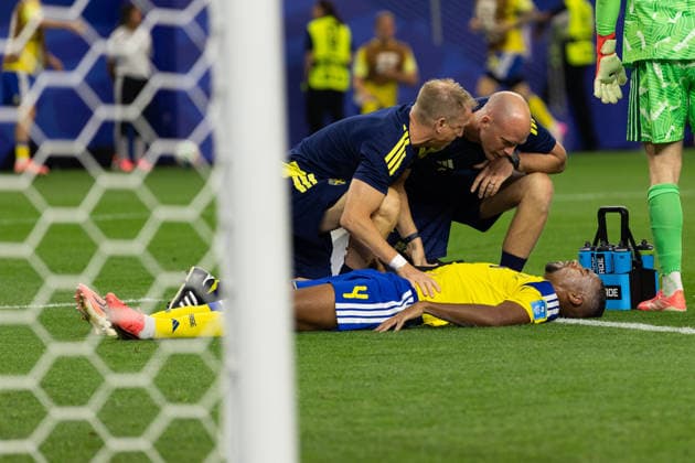 June 25, 2026, Arlington, Texas, USA: Trainers tend to Sweden defender ISAK HIEN (4) during a Group F 2026 FIFA World Cup, WM, Weltmeisterschaft, Fussball match between Japan and Sweden at Dallas Stadium in Arlington, Texas. Arlington USA - ZUMAh193 20260625_zsp_h193_008 Copyright: xDanielxMcGregor-Huyerx