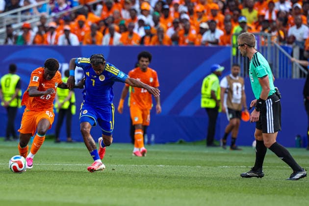 June 25, 2026, Philadelphia, Pennsylvania, USA: CHRIST INAO OULAI of Cote D Ivoire fights with JUNINHO BACUNA of Curacao for the ball during the 2026 FIFA World Cup, WM, Weltmeisterschaft, Fussball Group E match at Philadelphia Stadium in Philadelphia, PA on June 25, 2026. Philadelphia USA - ZUMAm283 20260625_zsp_m283_045 Copyright: xBillyxMyersx