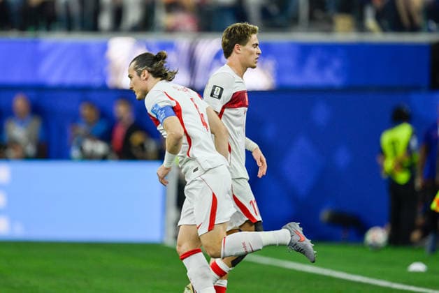 Turkiye v USA - FIFA World Cup, WM, Weltmeisterschaft, Fussball 2026 - Group D LOS ANGELES, CALIFORNIA - JUNE 25: Kenan Yildiz (rear) subbed off with Caglar Soyuncu of Turkiye during the 2026 FIFA World Cup First Stage Group D match between Turkiye and USA at the Los Angeles Stadium (SoFi Stadium) in Inglewood, California, United States on June 25, 2026. Tayfun Coskun Anadolu California United States. Editorial use only. Please get in touch for any other usage.  Copyright: x2026xAnadoluxTayfunxCoskunx