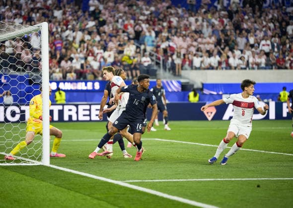 Turkiye v USA - FIFA World Cup, WM, Weltmeisterschaft, Fussball 2026 - Group D LOS ANGELES, CALIFORNIA - JUNE 25: Arda Guler of Turkiye in action against Alex Freeman of USA during the 2026 FIFA World Cup First Stage Group D match between Turkiye and USA at the Los Angeles Stadium (SoFi Stadium) in Inglewood, California, United States on June 25, 2026. Tayfun Coskun Anadolu California United States. Editorial use only. Please get in touch for any other usage.  Copyright: x2026xAnadoluxTayfunxCoskunx