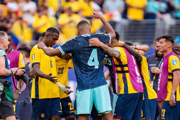 FIFA Fussball Weltmeisterschaft 2026, Gruppe E, Spiel 3, Ecuador vs Deutschand, 25.06.2026, Metlife-Stadion in New Jersey Felix Nmecha (Deutschland) Jonathan Tah (Deutschland) im Gebet mit Spielern von Ecuador *** 2026 FIFA World Cup, Group E, Match 3, Ecuador vs. Germany, June 25, 2026, MetLife Stadium in New Jersey: Felix Nmecha (Germany) and Jonathan Tah (Germany) praying with players from Ecuador Copyright: xBahhoxKarax
