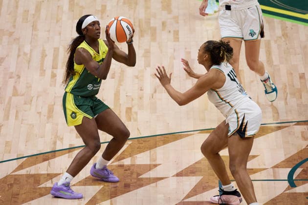 June 25, 2026, Seattle, Washington, USA: Seattle Storm guard FLAUJAE JOHNSON (4) attempts a field goal while defended by New York Liberty guard-forward BETNIJAH LANEY-HAMILTON (44) in the second quarter of the WNBA, Basketball Damen, USA match between the Seattle Storm and New York Liberty at Climate Pledge Arena in Seattle. WNBA 2026: Seattle 99:88 New York  - ZUMAd218 20260625_zsp_d218_012 Copyright: xRichardxDizonx