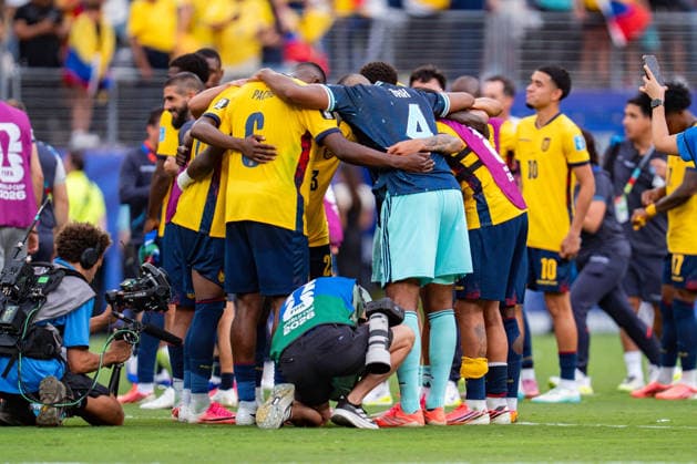 FIFA Fussball Weltmeisterschaft 2026, Gruppe E, Spiel 3, Ecuador vs Deutschand, 25.06.2026, Metlife-Stadion in New Jersey Felix Nmecha (Deutschland) Jonathan Tah (Deutschland) im Gebet mit Spielern von Ecuador *** 2026 FIFA World Cup, Group E, Match 3, Ecuador vs. Germany, June 25, 2026, MetLife Stadium in New Jersey: Felix Nmecha (Germany) and Jonathan Tah (Germany) praying with players from Ecuador Copyright: xBahhoxKarax