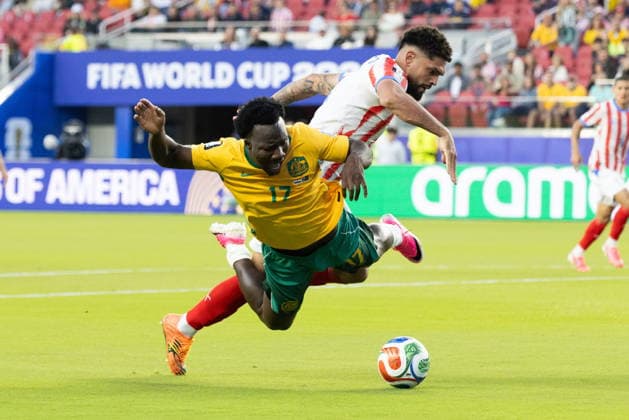 FIFA World Cup, WM, Weltmeisterschaft, Fussball 2026 - Group D - Paraguay vs Australia Australia forward Nestory Irankunda and Paraguay defender Omar Alderete in action during the FIFA World Cup 2026 group stage match Paraguay vs Australia, at San Francisco Bay Area Stadium in Santa Clara, USA, 25 June 2026. SANTA CLARA United States  Copyright: xBENJAMINxFANJOYx
