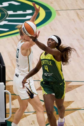 June 25, 2026, Seattle, Washington, USA: Seattle Storm guard FLAUJAE JOHNSON (4) attempts a lay-up in the first quarter of the WNBA, Basketball Damen, USA match between the Seattle Storm and New York Liberty at Climate Pledge Arena in Seattle. Seattle USA - ZUMAd218 20260625_zsp_d218_006 Copyright: xRichardxDizonx