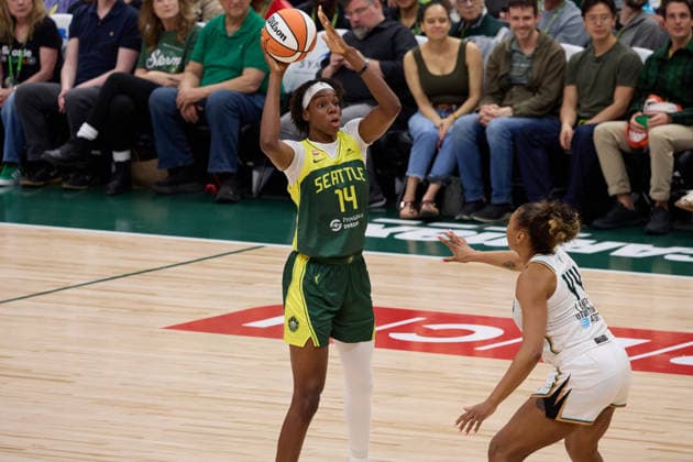 June 25, 2026, Seattle, Washington, USA: Seattle Storm center DOMINIQUE MALONGA (14) looks to pass to a teammate in the second quarter of the WNBA, Basketball Damen, USA match between the Seattle Storm and New York Liberty at Climate Pledge Arena in Seattle. Seattle USA - ZUMAd218 20260625_zsp_d218_014 Copyright: xRichardxDizonx