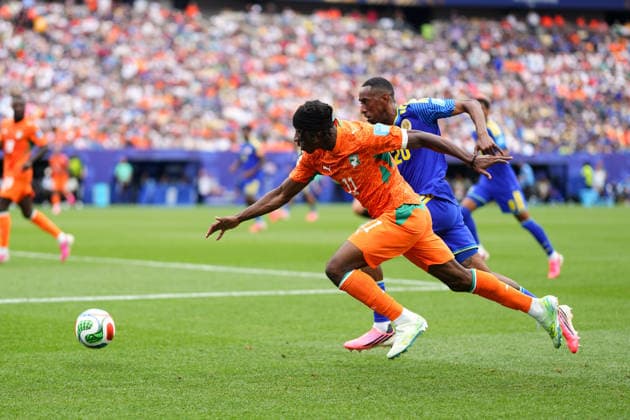June 25, 2026: Ivory Coast Forward Yan Diomande (11) and Curacao Defender Joshua Brenet (20) chase the ball during the second half of a World Cup Match at Philadelphia Stadium in Philadelphia, Pennsylvania. CSM Philadelphia United States of America - ZUMAc04_ 20260625_zma_c04_261 Copyright: xKylexRoddenx